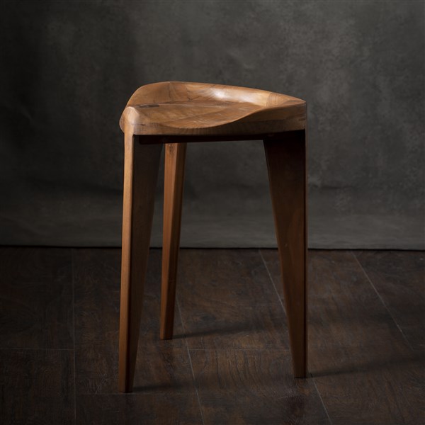 Walnut carved 45 (11) Minimalistička drvena hoklica Hikari Terca sa ručno izdubljenim ergonomskim sedištem od parenog oraha