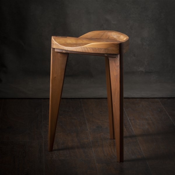 Walnut carved 45 (12) Minimalistička drvena hoklica Hikari Terca sa ručno izdubljenim ergonomskim sedištem od parenog oraha