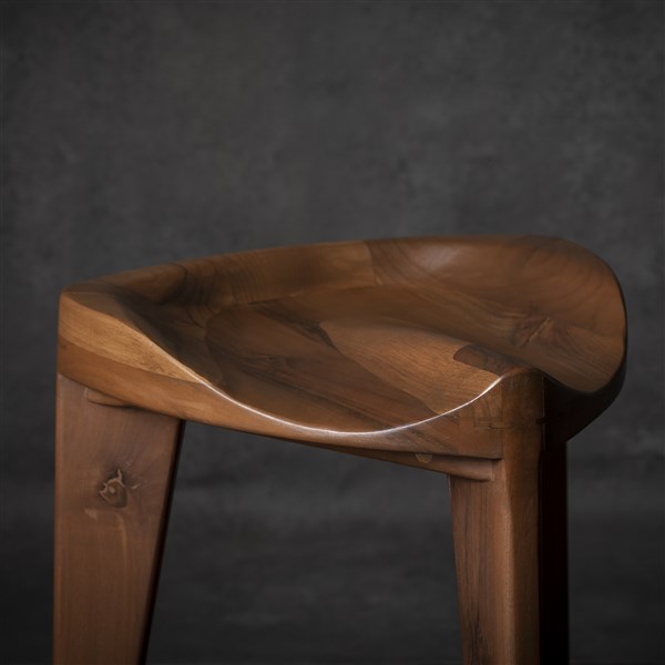 Walnut carved 45 (15) Minimalistička drvena hoklica Hikari Terca sa ručno izdubljenim ergonomskim sedištem od parenog oraha