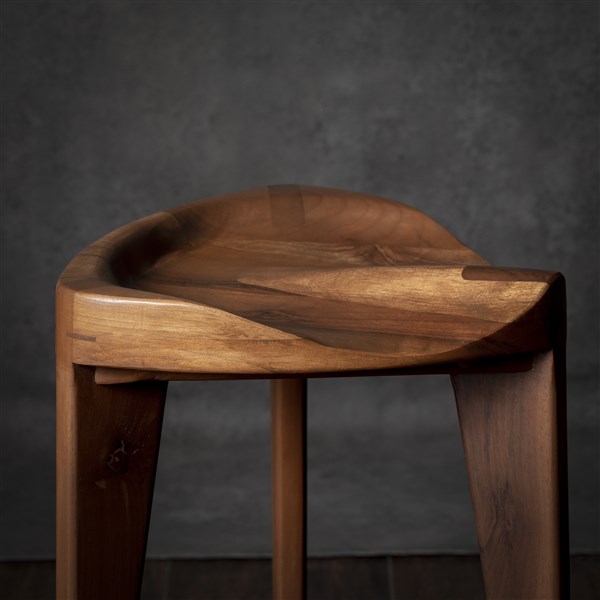 Walnut carved 45 (16) Minimalistička drvena hoklica Hikari Terca sa ručno izdubljenim ergonomskim sedištem od parenog oraha