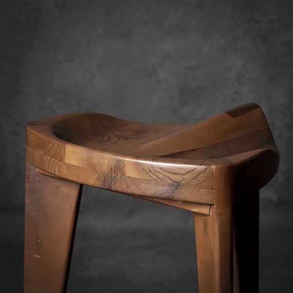 Walnut carved 45 (17) Minimalistička drvena hoklica Hikari Terca sa ručno izdubljenim ergonomskim sedištem od parenog oraha