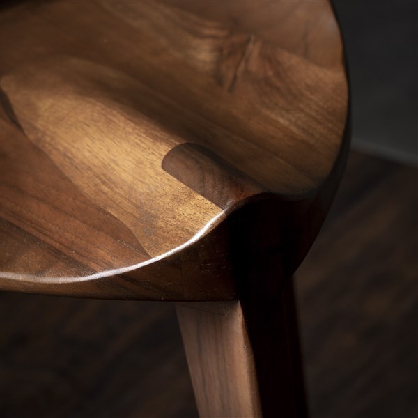 Walnut carved 45 (18) Minimalistička drvena hoklica Hikari Terca sa ručno izdubljenim ergonomskim sedištem od parenog oraha