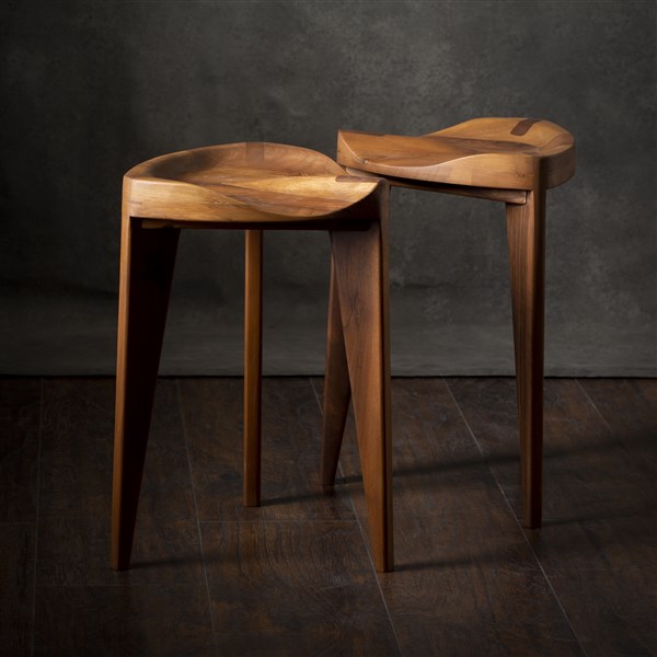 Walnut carved 45 (2) Minimalistička drvena hoklica Hikari Terca sa ručno izdubljenim ergonomskim sedištem od parenog oraha