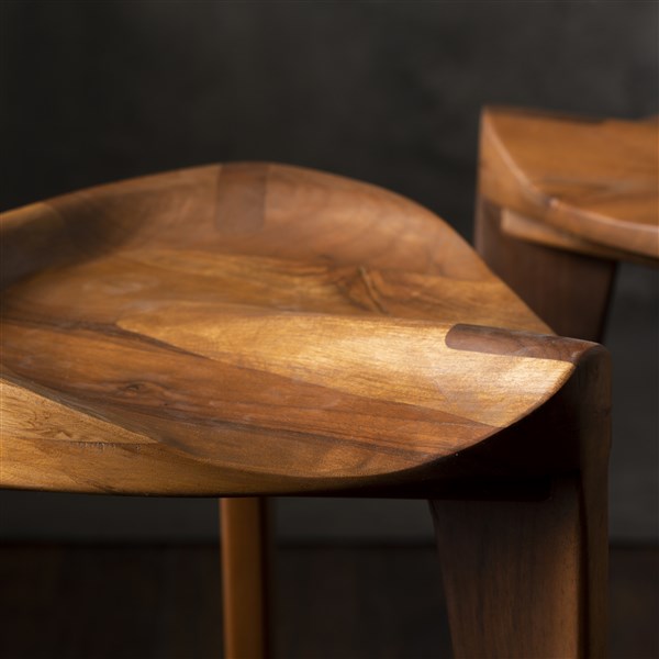 Walnut carved 45 (4) Minimalistička drvena hoklica Hikari Terca sa ručno izdubljenim ergonomskim sedištem od parenog oraha