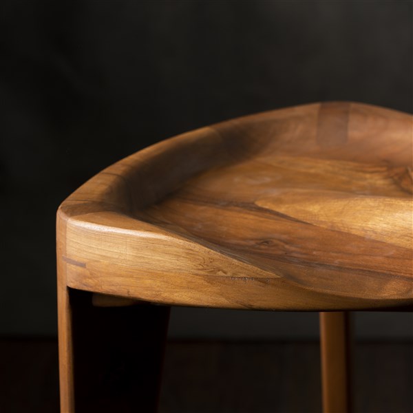 Walnut carved 45 (5) Minimalistička drvena hoklica Hikari Terca sa ručno izdubljenim ergonomskim sedištem od parenog oraha