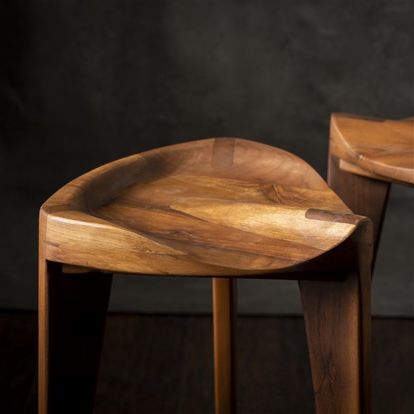 Walnut carved 45 (6) Minimalistička drvena hoklica Hikari Terca sa ručno izdubljenim ergonomskim sedištem od parenog oraha