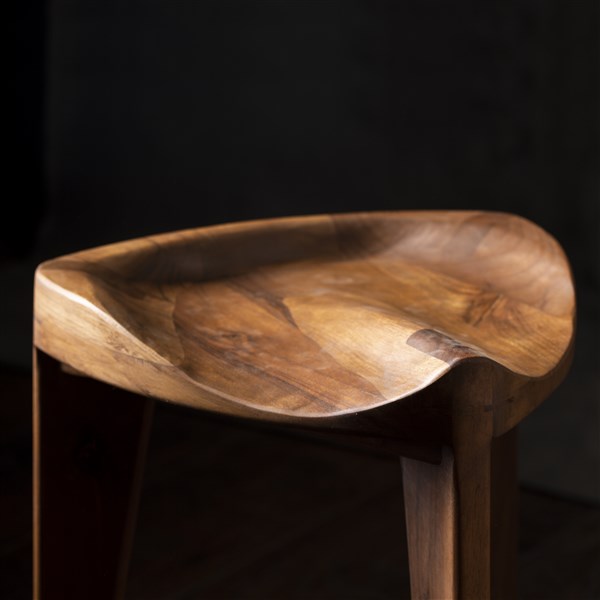 Walnut carved 45 (7) Minimalistička drvena hoklica Hikari Terca sa ručno izdubljenim ergonomskim sedištem od parenog orahaMinimalistička drvena hoklica Hikari Terca sa ručno izdubljenim ergonomskim sedištem od parenog oraha