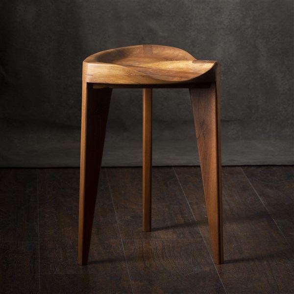 Walnut carved 45 (9) Minimalistička drvena hoklica Hikari Terca sa ručno izdubljenim ergonomskim sedištem od parenog oraha