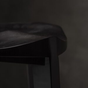 Drvena barska stolica crna