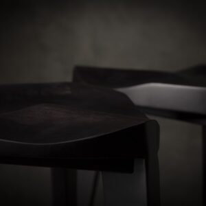 Drvena barska stolica crna