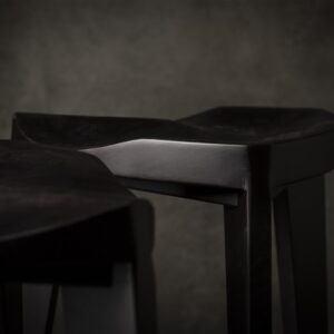 Drvena barska stolica crna