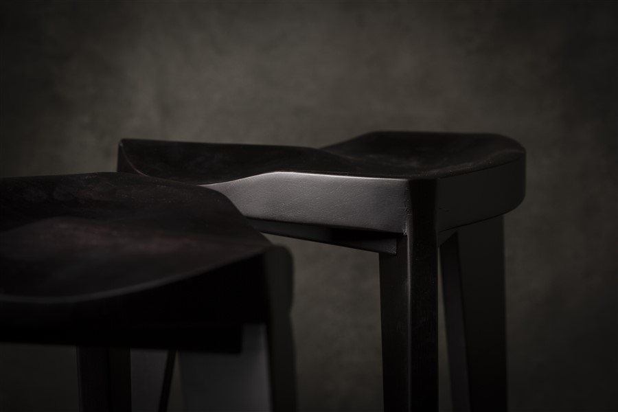 _D7A8550 Drvena barska stolica crna