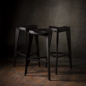 Drvena barska stolica crna