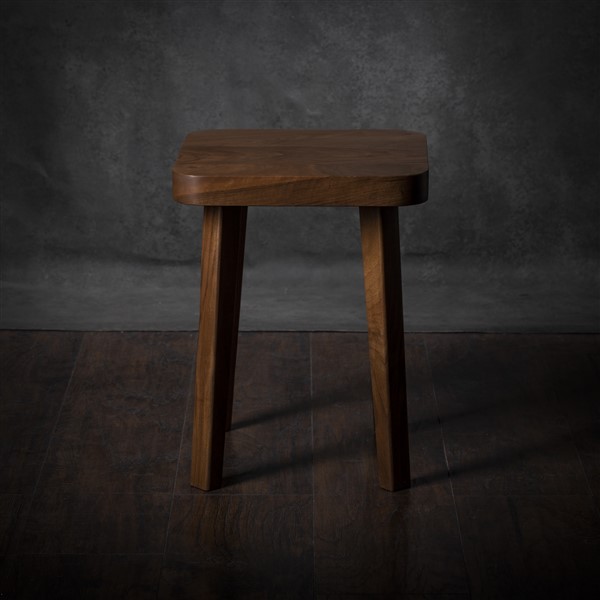 Stolčić za knjige Ručno izrađen stočić za knjige od orahovog drveta, savršen kao noćni pomoćni stočić. Bez metalnih delova, sa prirodnom završnom obradom.