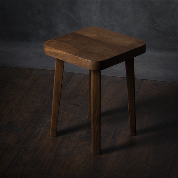 Stolčić za knjige Ručno izrađen stočić za knjige od orahovog drveta, savršen kao noćni pomoćni stočić. Bez metalnih delova, sa prirodnom završnom obradom.