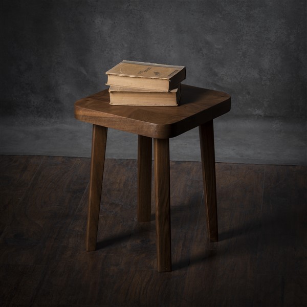 Stolčić za knjige Ručno izrađen stočić za knjige od orahovog drveta, savršen kao noćni pomoćni stočić. Bez metalnih delova, sa prirodnom završnom obradom.