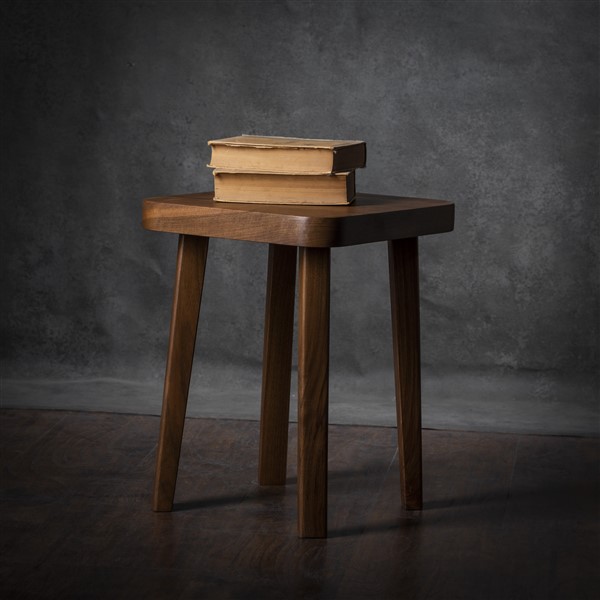 Stolčić za knjige Ručno izrađen stočić za knjige od orahovog drveta, savršen kao noćni pomoćni stočić. Bez metalnih delova, sa prirodnom završnom obradom.