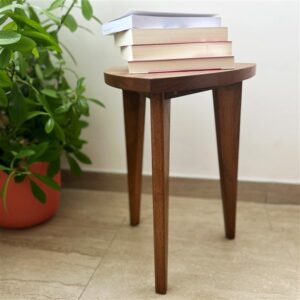 Kado ručno rađen drveni stočić od oraha sa zaobljenim gornjim delom i drvenim spojevima, prikazan u modernom enterijeru