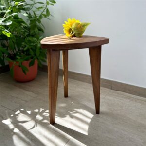 Kado ručno rađen drveni stočić od oraha sa zaobljenim gornjim delom i drvenim spojevima, prikazan u modernom enterijeru