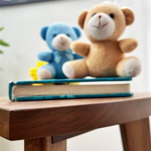 Kado ručno rađen drveni stočić od oraha sa zaobljenim gornjim delom i drvenim spojevima, prikazan u modernom enterijeru