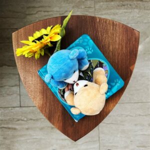 Kado ručno rađen drveni stočić od oraha sa zaobljenim gornjim delom i drvenim spojevima, prikazan u modernom enterijeru