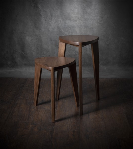 Takai walnut set tables (1) Dva ručno rađena stolčića različitih visina iz Takai seta, izrađenih od masivnog oraha, prikazani na tamnoj drvenoj podlozi.