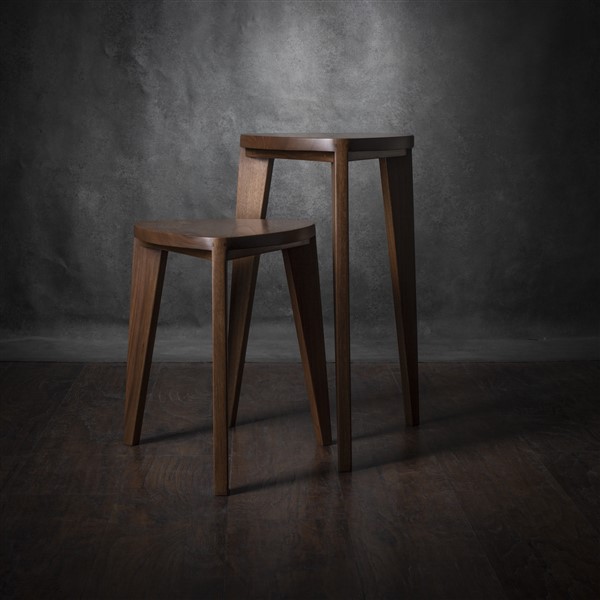 Takai walnut set tables (2) Dva ručno rađena stolčića različitih visina iz Takai seta, izrađenih od masivnog oraha, prikazani na tamnoj drvenoj podlozi.