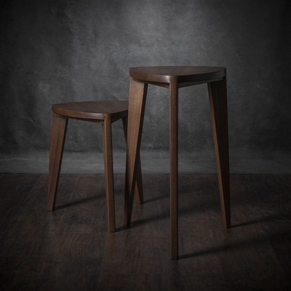 Takai walnut set tables (3) Dva ručno rađena stolčića različitih visina iz Takai seta, izrađenih od masivnog oraha, prikazani na tamnoj drvenoj podlozi.