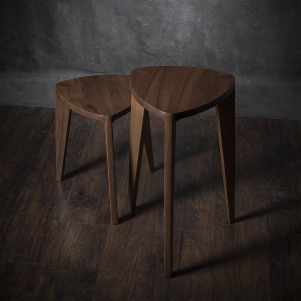 Takai walnut set tables (4) Dva ručno rađena stolčića različitih visina iz Takai seta, izrađenih od masivnog oraha, prikazani na tamnoj drvenoj podlozi.