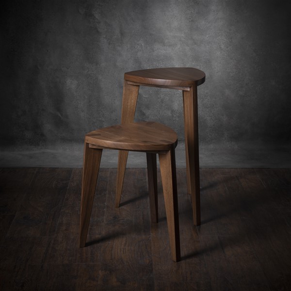 Takai walnut set tables (5) Dva ručno rađena stolčića različitih visina iz Takai seta, izrađenih od masivnog oraha, prikazani na tamnoj drvenoj podlozi.
