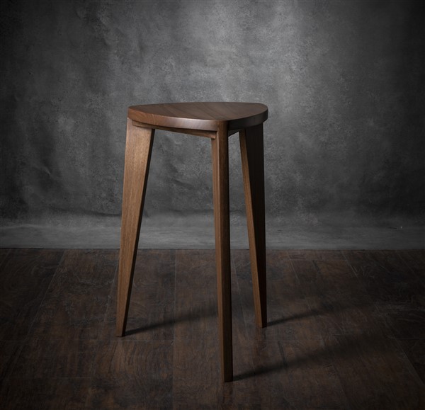 Takai walnut set tables (6) Dve ručno rađene stolice različitih visina iz Takai seta, izrađene od masivnog oraha, prikazane na tamnoj drvenoj podlozi.