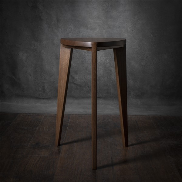 Takai walnut set tables (7) Jedan od dva ručno rađena stolčića različitih visina iz Takai seta, izrađenih od masivnog oraha, prikazan na tamnoj drvenoj podlozi.