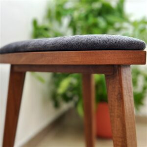 Yoru drvena hoklica od oraha sa tapaciranim tamnosivim sedištem, visina 45 cm