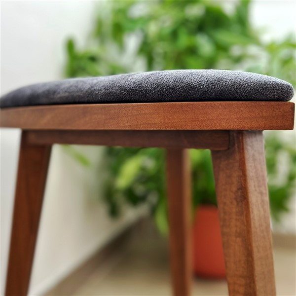 Yoru – drvena hoklica (10) Yoru drvena hoklica od oraha sa tapaciranim tamnosivim sedištem, visina 45 cm