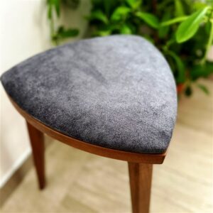 Yoru drvena hoklica od oraha sa tapaciranim tamnosivim sedištem, visina 45 cm