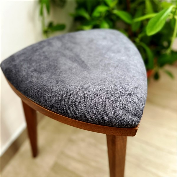 Yoru – drvena hoklica (11) Yoru drvena hoklica od oraha sa tapaciranim tamnosivim sedištem, visina 45 cm