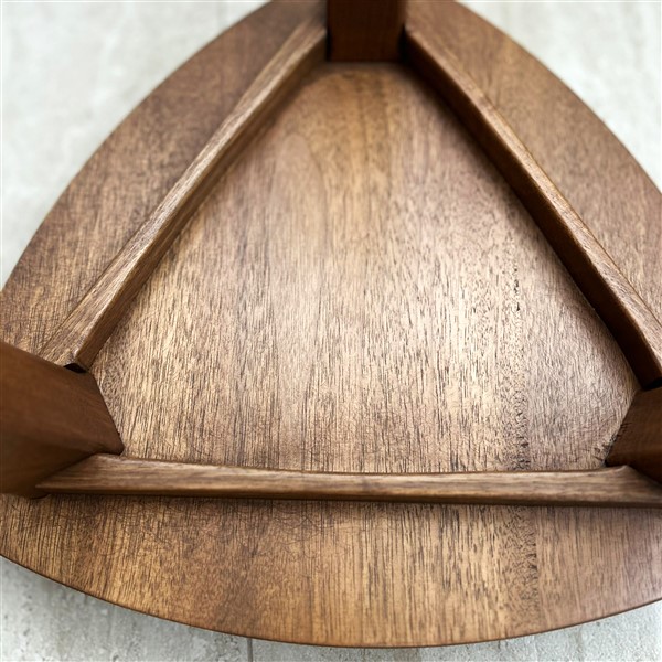 Yoru – drvena hoklica (2) Yoru drvena hoklica od oraha sa tapaciranim tamnosivim sedištem, visina 45 cm