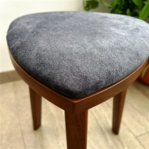 Yoru drvena hoklica od oraha sa tapaciranim tamnosivim sedištem, visina 45 cm