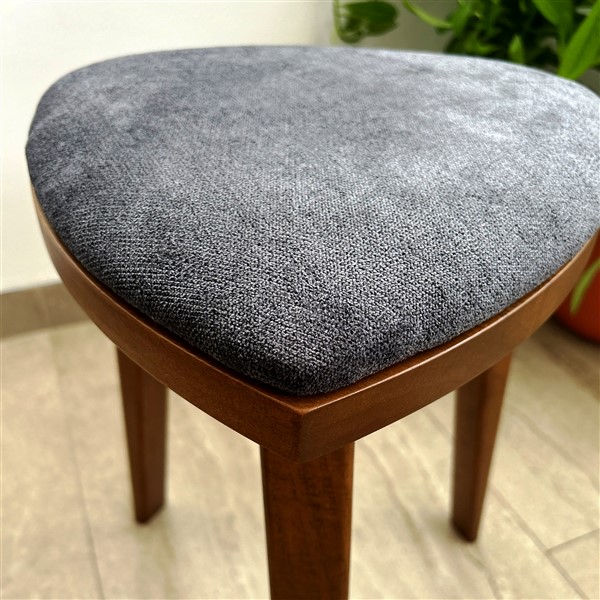 Yoru – drvena hoklica (3) Yoru drvena hoklica od oraha sa tapaciranim tamnosivim sedištem, visina 45 cm