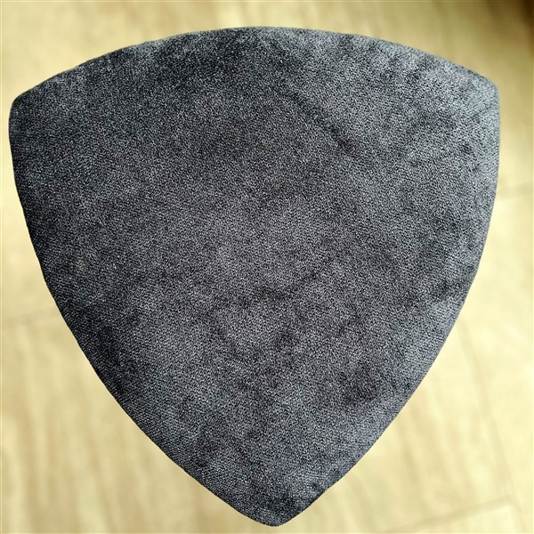 Yoru – drvena hoklica (4) Yoru drvena hoklica od oraha sa tapaciranim tamnosivim sedištem, visina 45 cm