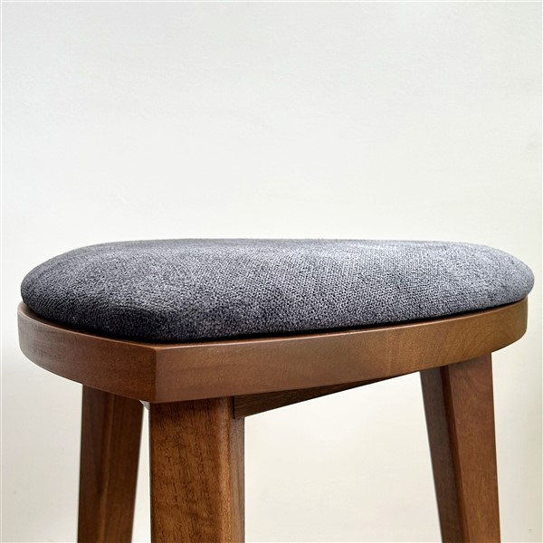 Yoru – drvena hoklica (5) Yoru drvena hoklica od oraha sa tapaciranim tamnosivim sedištem, visina 45 cm