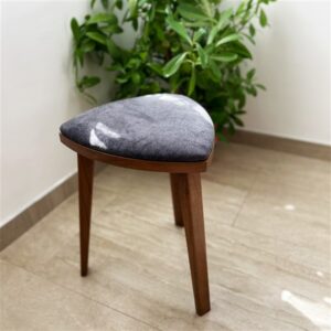 Yoru drvena hoklica od oraha sa tapaciranim tamnosivim sedištem, visina 45 cm