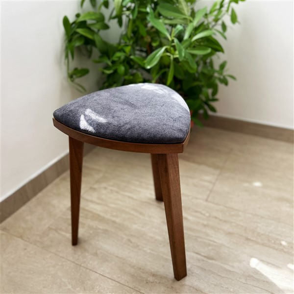 Yoru – drvena hoklica (6) Yoru drvena hoklica od oraha sa tapaciranim tamnosivim sedištem, visina 45 cm