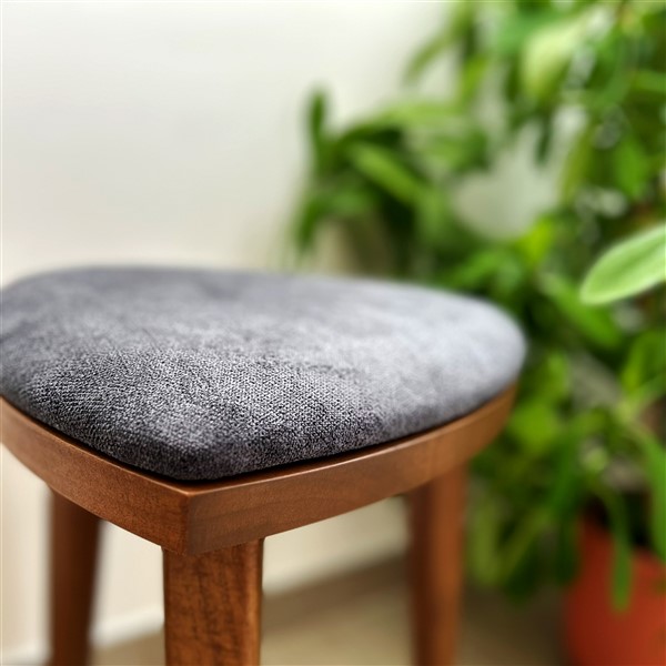 Yoru – drvena hoklica (7) Yoru drvena hoklica od oraha sa tapaciranim tamnosivim sedištem, visina 45 cm