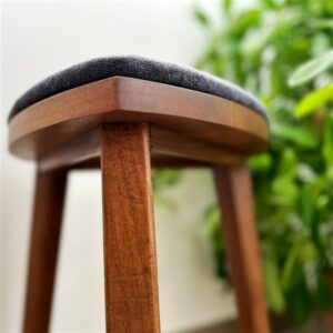 Yoru drvena hoklica od oraha sa tapaciranim tamnosivim sedištem, visina 45 cm