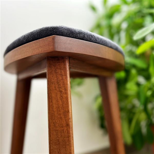 Yoru – drvena hoklica (8) Yoru drvena hoklica od oraha sa tapaciranim tamnosivim sedištem, visina 45 cm