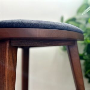 Yoru drvena hoklica od oraha sa tapaciranim tamnosivim sedištem, visina 45 cm