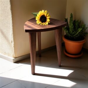 Kado pomocni stocic u ninimalističkom ambijentu sa cvetom suncokreta