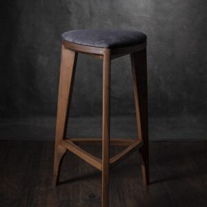 Barska stolica od punog oraha sa tapaciranim sedištem, ručno rađena – model Terza Stoffa