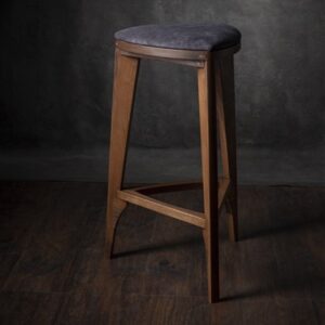 Barska stolica od punog oraha sa tapaciranim sedištem, ručno rađena – model Terza Stoffa